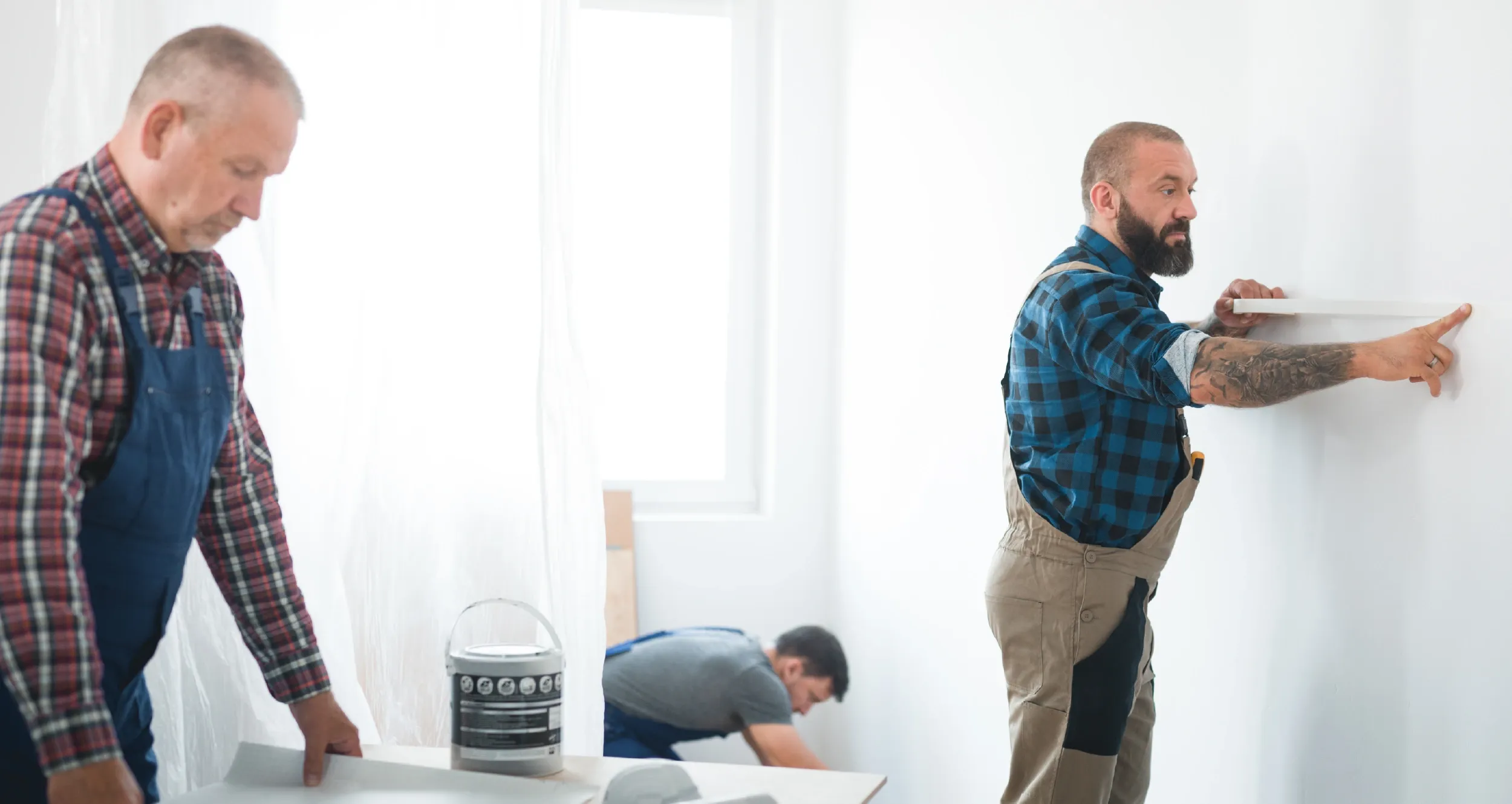 Hombres-tomando-medidas-de-una-pared.webp