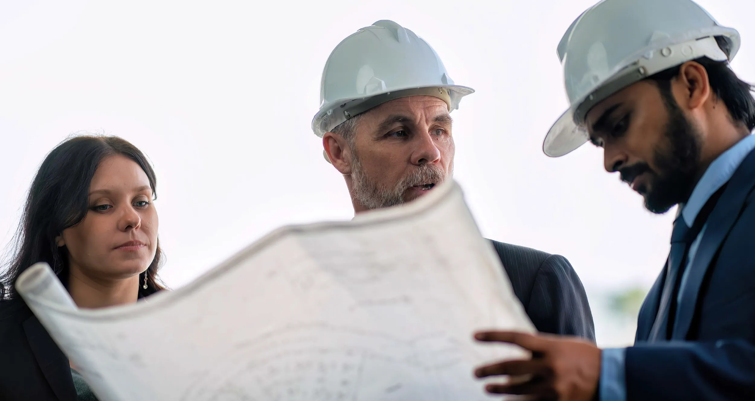 Ingenieros-revisando-plano-de-construcción.webp