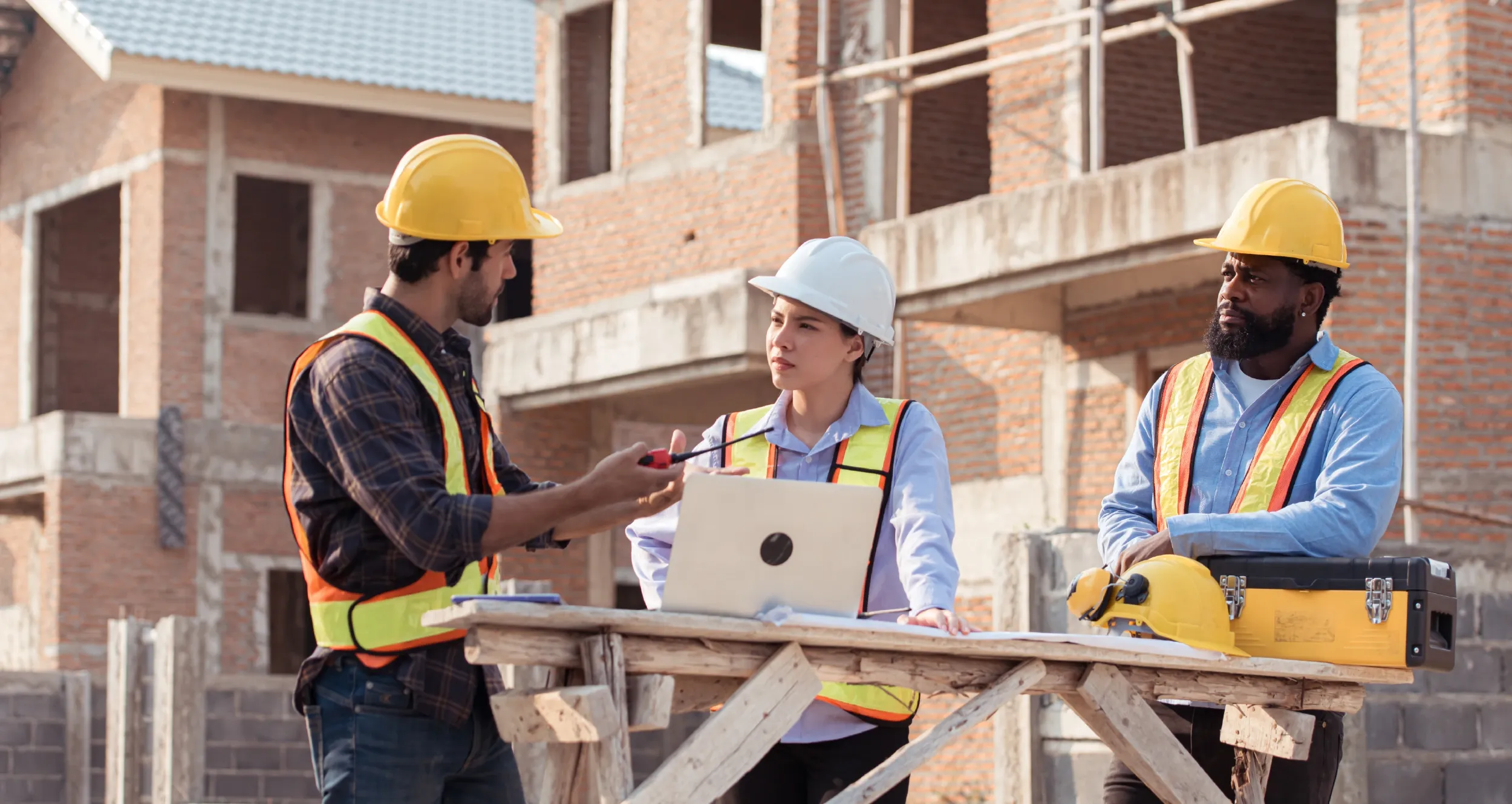 Personas-trabajando-en-construcción.webp