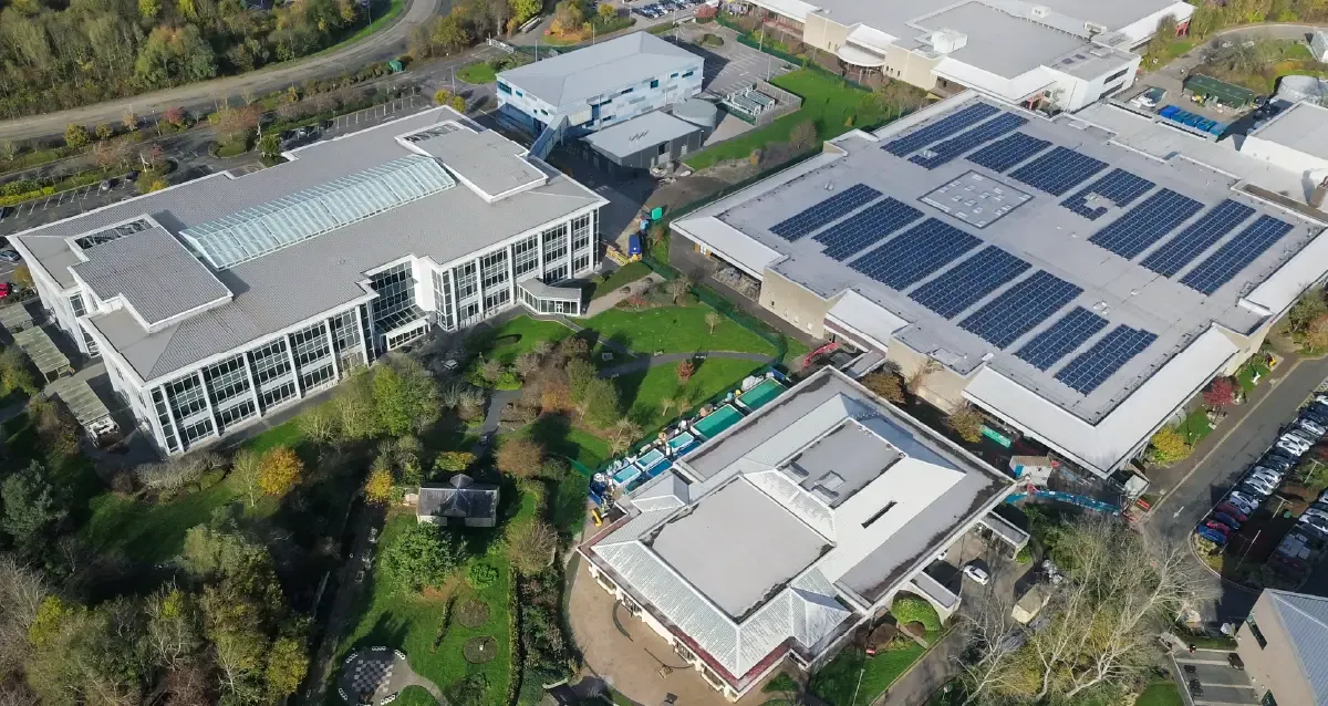 centro-comercial-sostenible-con-paneles-solares-en-techo.webp
