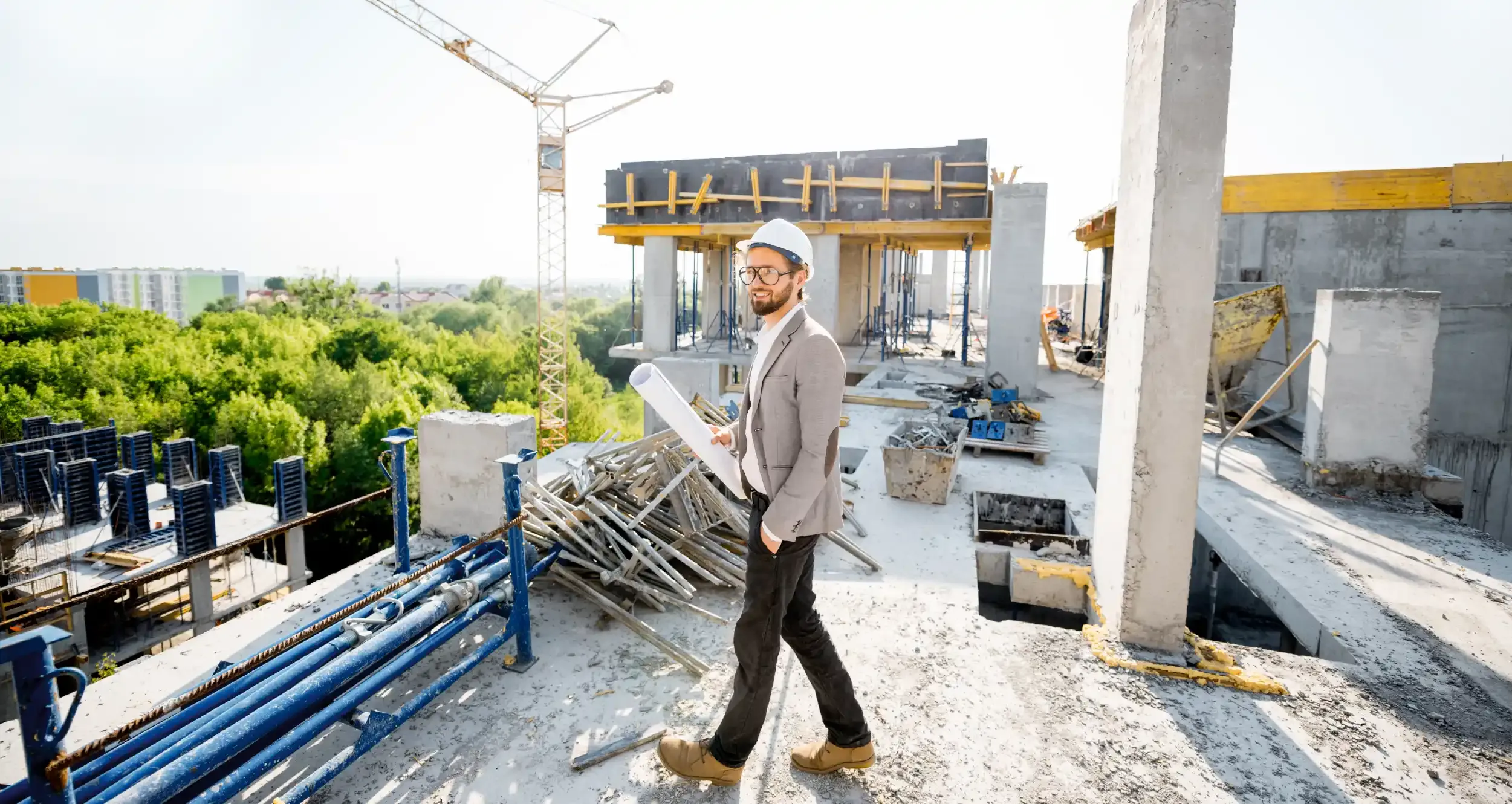 hombre-revisando-construccion.webp