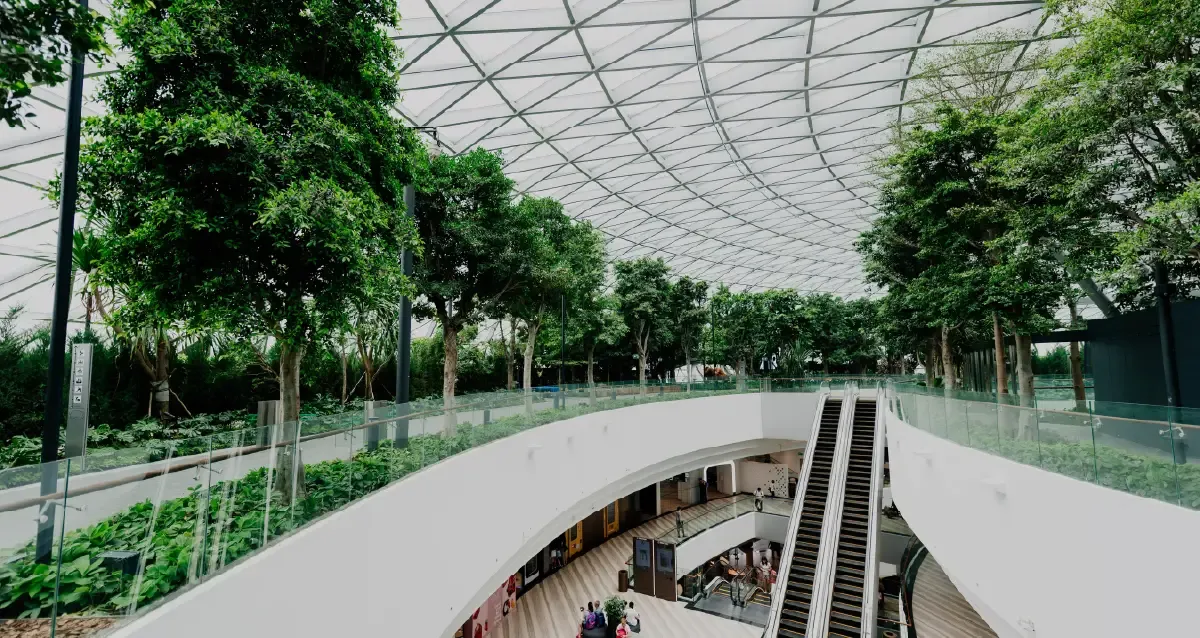 interior-de-centro-comercial-con-diseño-ecologico-y-eficiencia-energetica.webp